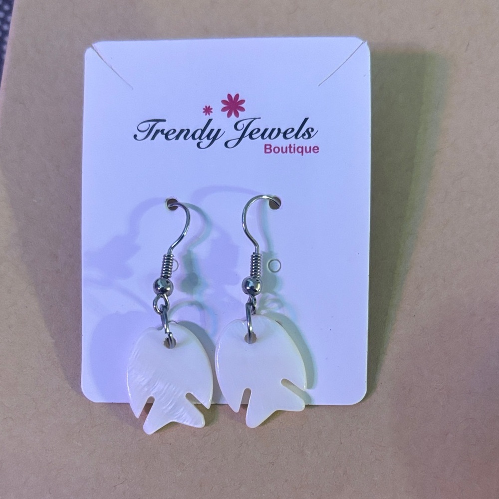 🎄 3/$15 Trendy Jewels Silver and White Fish Earrings
